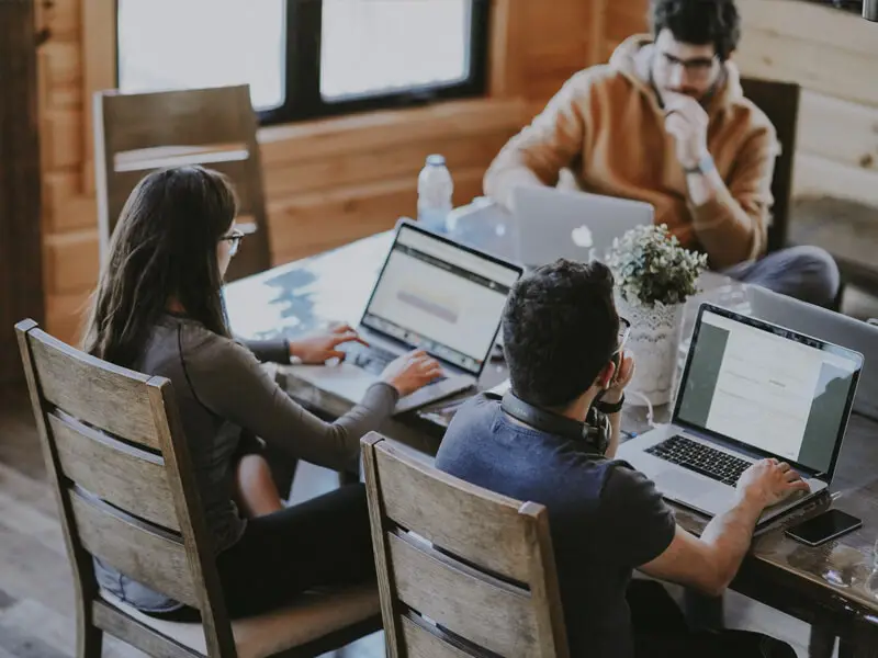 Personnes travaillant sur des ordinateurs