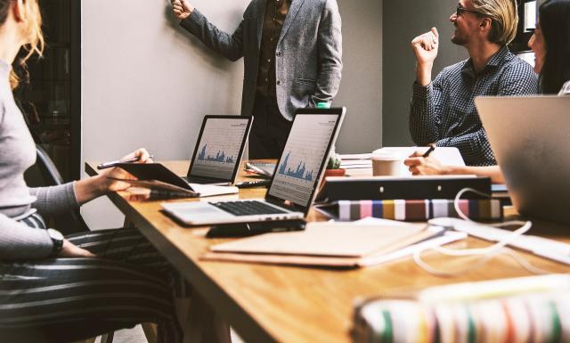 Groupe de personnes travaillant au tour d'un bureau